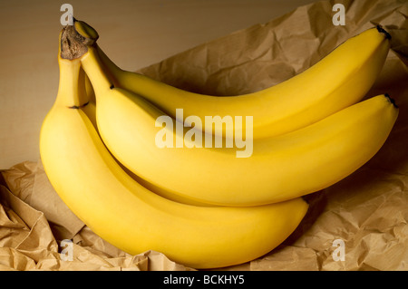 Banane sul sacchetto di carta Foto Stock