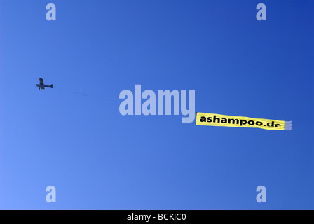 Aeromobili battenti su colonia con un banner pubblicitario per lo sviluppatore di software Ashampoo Foto Stock