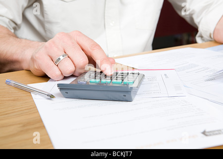 Persona che fa delle finanze personali Foto Stock