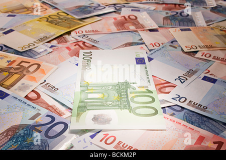 Primo piano Vista delle banconote in euro e delle monete in criptovaluta in  centesimi di euro. Foto di alta qualità Foto stock - Alamy