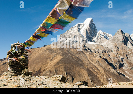La preghiera buddista bandiere in Himalaya Foto Stock