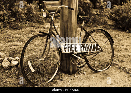 Vecchia bicicletta con un parcheggio gratuito accedi Silverton NSW Australia Foto Stock
