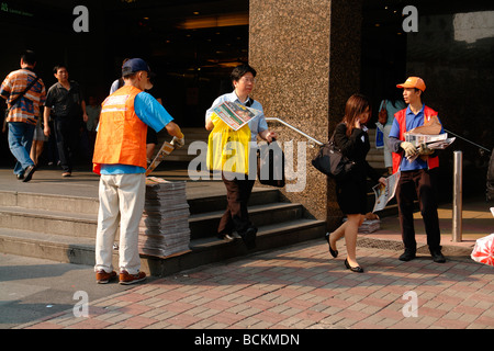 Cina Hong Kong giornale gratuito distribuzione nel quartiere centrale per i pendolari Foto Stock