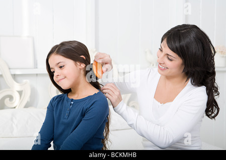 Madre di pettinatura dei capelli figlie Foto Stock