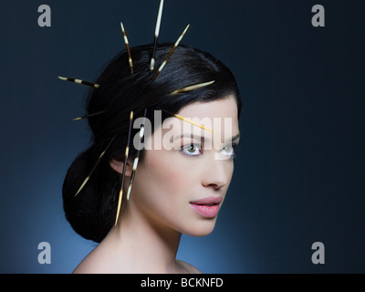 Giovane donna con porcupine quills di peli Foto Stock