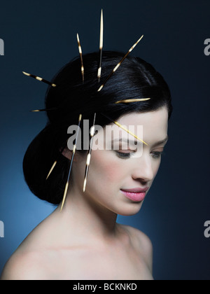 Giovane donna con porcupine quills di peli Foto Stock