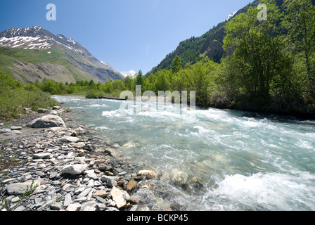 Visualizzare fino al fiume nell'Ecrin National Park Foto Stock