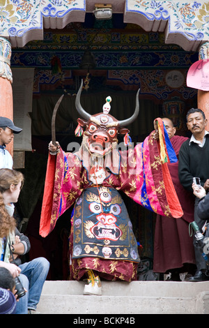 Monaci buddhisti ballando con maschera tradizionale. Hemis Gompa festival. Ladakh. India Foto Stock