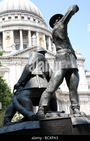 War Memorial ("Blitz") vicino la Cattedrale di St Paul, Londra Foto Stock