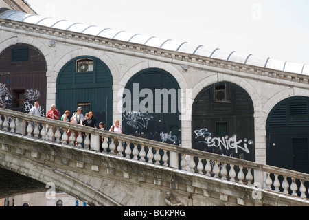 2009 Venezia Canal Grande ponte di Rialto negozi chiusi con graffiti sulle ante Foto Stock