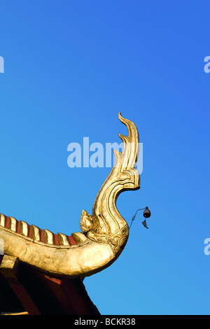 Dettaglio del tetto al Viharn Lai Kham,costruito in teak tradizionale,Wat Phra Singh,Chiang Mai, Thailandia Foto Stock