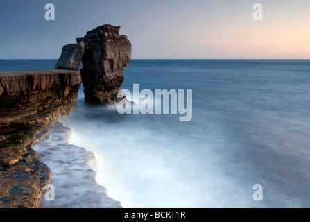 Crepuscolo presso il pulpito Rock sull'isola di Portland vicino a Weymouth Dorset Sud Sud Ovest Inghilterra REGNO UNITO Foto Stock