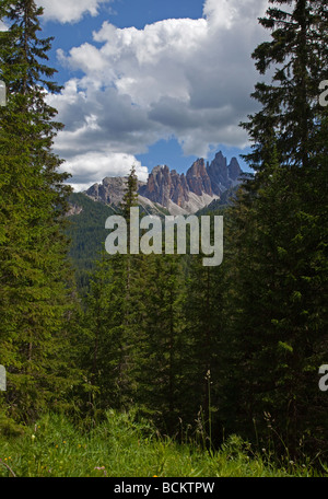 Croda dal lago dal Passo Falzarego, Dolomiti, Italia Foto Stock