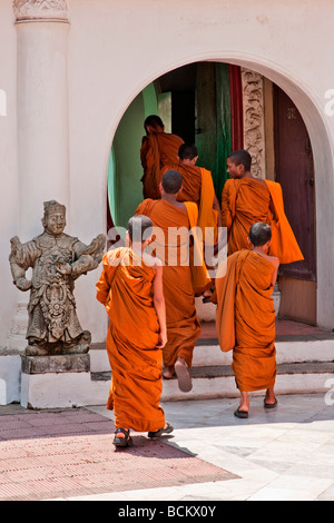 Thailandia. Lo zafferano-derubato i monaci buddisti immettere il Phra Pathom Chedi che ha il più grande stupa in Thailandia. Foto Stock