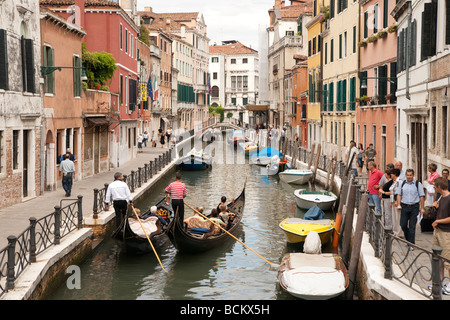 Venezia gondole sul Rio Marin che conduce a San Polo sestiere di fronte alla stazione di Santa Lucia ferrovia stazione ferroviaria Foto Stock