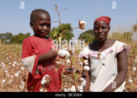 Africa occidentale Burkina Faso , fairtrade e cotone organico progetto , ritratto di donna e figlio presso l'azienda Foto Stock