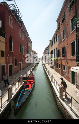 Venezia - il Rio della Fornace canale che attraversa il sestiere di Dorsoduro dalle Fondamente Zattere al saloni del Grand Canal Foto Stock