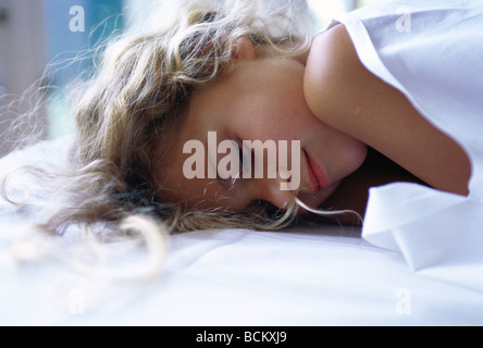 Ragazza dorme nel letto Foto Stock