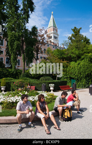 Venezia - i Giardini ex Reali giardini di San Marco con il campanile visibile oltre e turisti Foto Stock