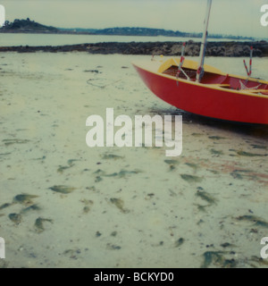 Imbarcazione sulla sabbia a bassa marea Foto Stock