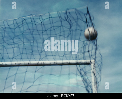 Pallone da calcio in goal net Foto Stock