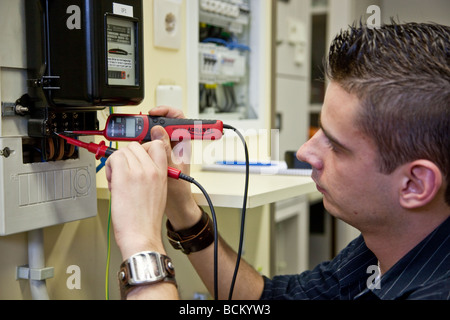 Electrican al lavoro nella scuola di formazione per maestri artigiani Foto Stock