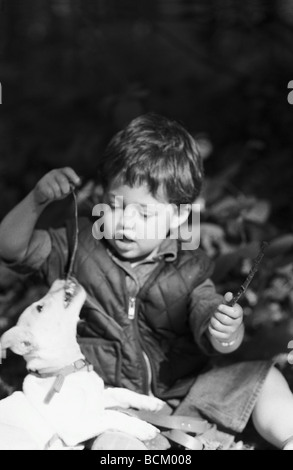 Bambino che gioca con il cane Foto Stock