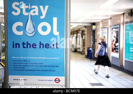 Tempo caldo consigli nella stazione della metropolitana di Londra Foto Stock