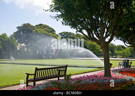 Innaffiatura di un innaffiatoio nel Beach House Park, Worthing, West Sussex. REGNO UNITO Foto Stock