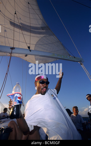 Un uomo nero con pirati bandana dancing a sera su un catamarano nave sul mare dei Caraibi - Repubblica Dominicana Island - Bayahibe Foto Stock