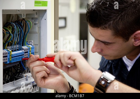 Elettricista a lavorare Foto Stock