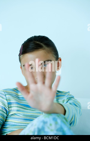 Ragazza con la mano fino alla telecamera Foto Stock