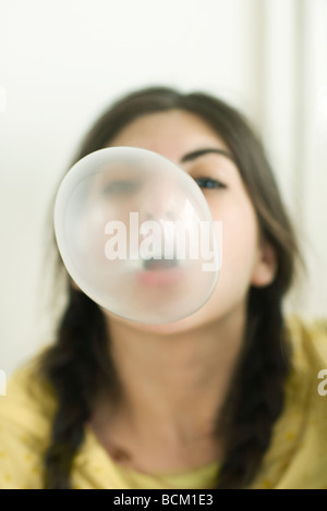 Close-up di giovane donna soffiando bolla con la gomma da masticare Foto Stock