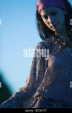 Giovane donna che indossa abiti hippy, guardando la telecamera, ritratto Foto Stock