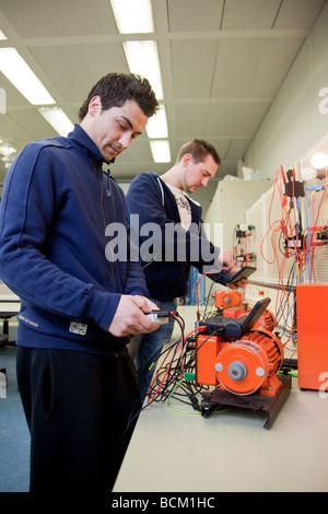 Electrican al lavoro nella scuola di formazione per maestri artigiani Foto Stock