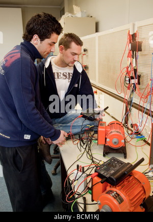 Electrican al lavoro nella scuola di formazione per maestri artigiani Foto Stock