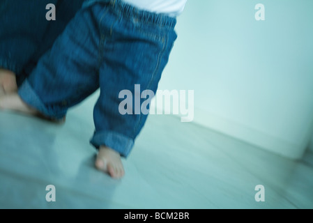 Baby vestiti in jeans in piedi, vista ritagliata Foto Stock