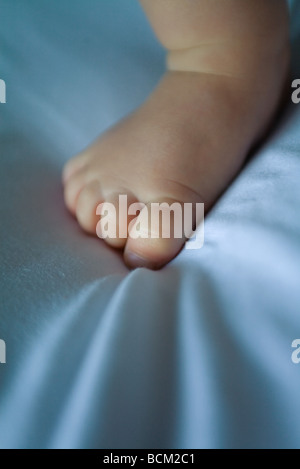 Il bambino in piedi, vista ritagliata di un piede, close-up Foto Stock