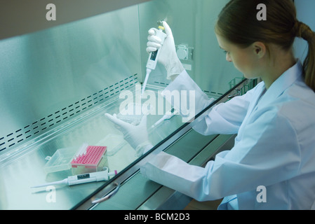 Donne scienziato che lavora in laboratorio, vista laterale Foto Stock