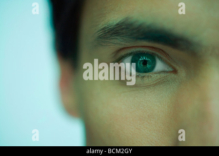 Uomo che guarda in telecamera, close-up di occhio Foto Stock