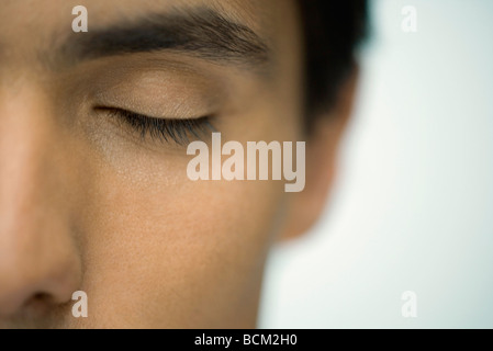 Uomo con occhio chiuso, extreme close-up Foto Stock