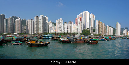 Cina Hong Kong Aberdeen harbour con Ap Lei Chau appartamento sul retro Foto Stock