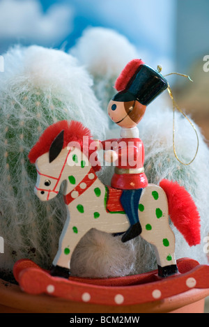 Toy soldato riding del cavallo di legno, cactus in background Foto Stock