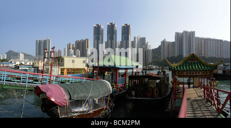 Cina Hong Kong Aberdeen harbour con Ap Lei Chau appartamento sul retro Foto Stock