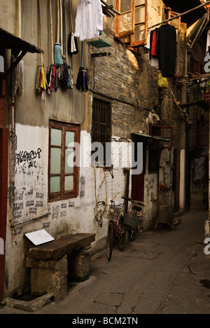 Strada stretta con i panni appesi, Shanghai, Cina Foto Stock