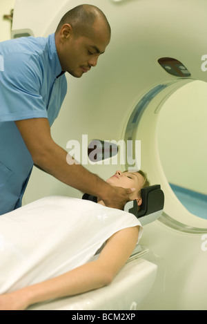 Radiologo preparazione paziente di sesso femminile per MRI Foto Stock