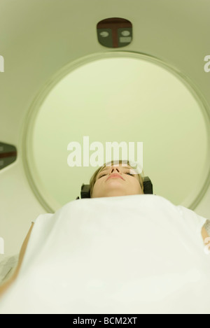 Paziente femmina di entrare scanner MRI Foto Stock