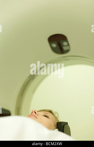 Paziente femmina di entrare scanner MRI Foto Stock