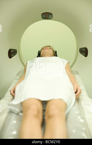 Paziente femmina di entrare scanner MRI Foto Stock