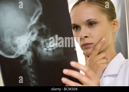 Studio medico x-ray, mento in mano Foto Stock